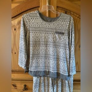 Cuddl Duds Gray and Cream Geometric Pajama Set